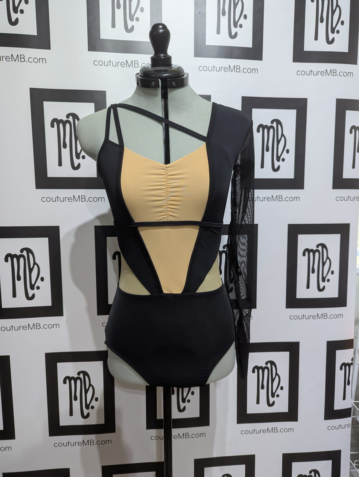 Complex angle single sleeve leotard